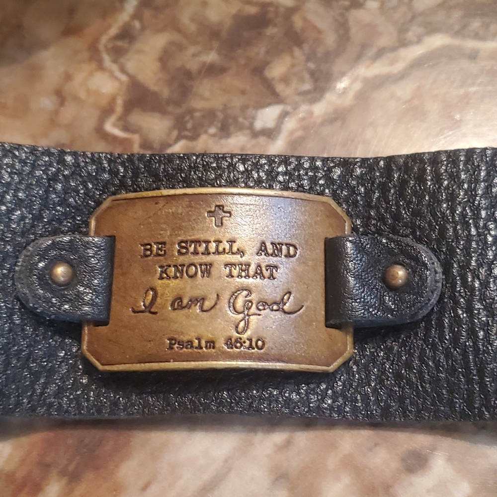 Leather look, snap, beautiful bracelet, excellent